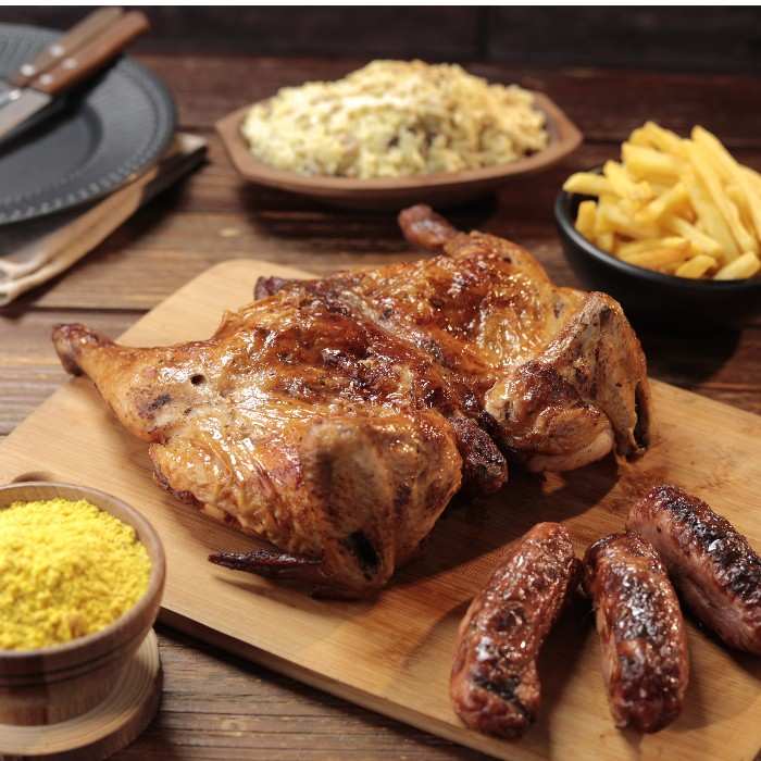 Família: galeto na brasa com baião, três linguiças e batata frita