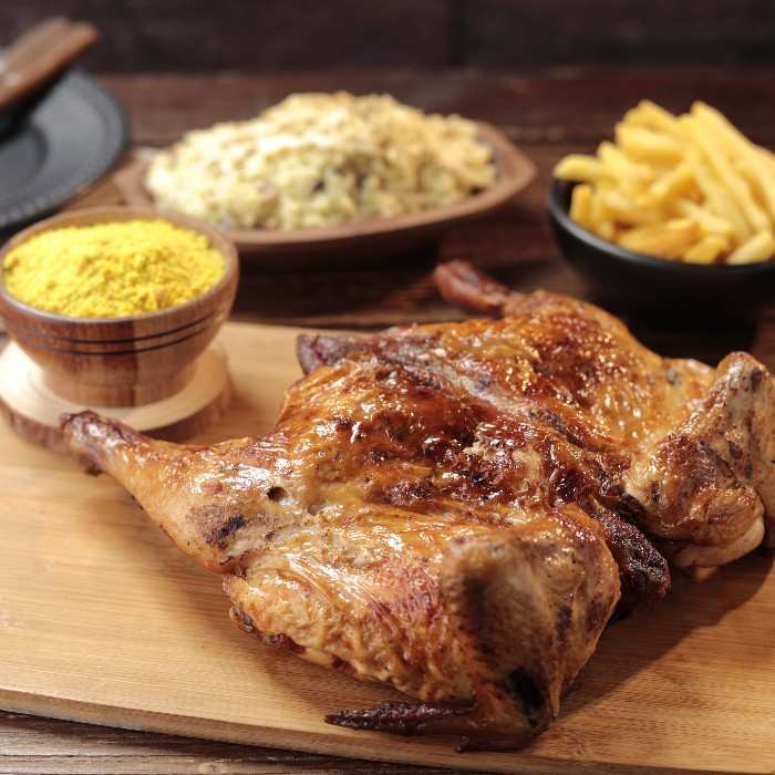 Nordestino: galeto na brasa com baião cremoso, batata frita e farofa