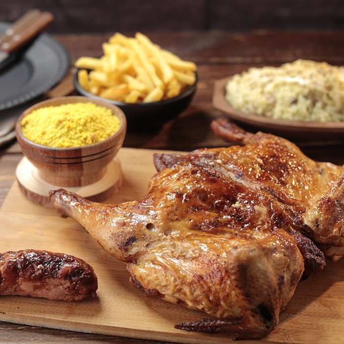 Tradição: galeto especial assado na brasa com baião cremoso, linguiça e farofa